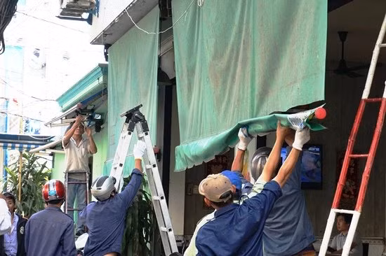 Trên đường Nguyễn Bỉnh Khiêm (P. Đa Kao), đoàn kiểm tra phát hiện mái che của một quán cà phê lấn chiếm vỉa hè, chủ quán chưa xử lý nên Phó chủ tịch quận 1 yêu cầu dỡ bỏ