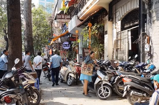 Tại đường Hồ Tùng Mậu, nhiều bãi giữ xe lấn chiếm vỉa hè gây bức xúc người dân cũng bị ông Hải yêu cầu đoàn kiểm tra lập biên bản xử lý