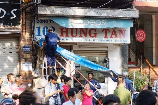 Hàng loạt biển hiệu, mái hiên bị đoàn liên ngành quận 1 tháo dỡ trong chiều 10/3