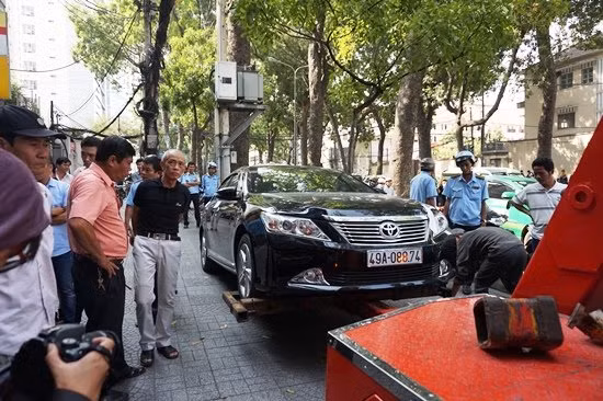 Cũng trên đường Tôn Đức Thắng, đoàn kiểm tra lập biên bản 5 trường hợp ôtô đậu lấn chiếm vỉa hè. Trong đó, có một số xe bị cẩu đi.