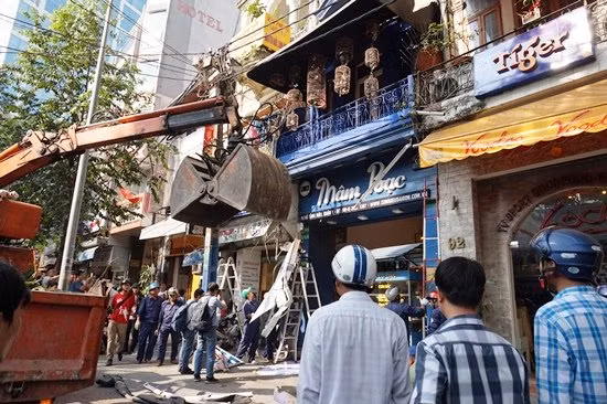 30 phút, sau khi đoàn có mặt, vỉa hè đường Hồ Tùng Mậu trở nên thông thoáng. Người dân dễ dàng đi lại mà không phải leo xuống lòng đường để né tránh những bãi giữ xe, điểm kinh doanh lấn chiếm vỉa hè như trước đây...