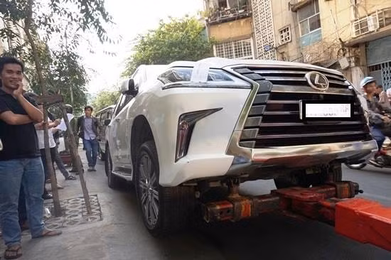 3 chiếc ô tô bị lập biên bản, dán niêm phong cẩu đi, trong đó có xe sang Lexus 570 trị giá hàng tỷ đồng.