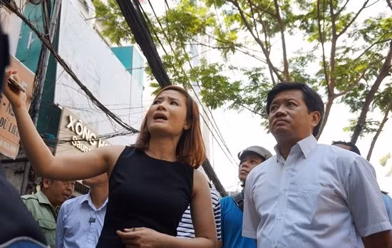 Bà chủ quán cà phê xin giữ lại với lý do để che nắng, che mưa. Tuy nhiên, người dẫn đầu đoàn kiểm tra cương quyết tháo bỏ.