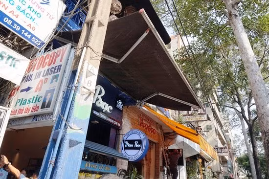 Đặc biệt, một dãy nhà trăm tuổi có hàng loạt hộ kinh doanh đặt biển hiệu, mái hiên lấn chiếm cũng bị ông Đoàn Ngọc Hải yêu cầu đoàn kiểm tra tháo dỡ phần vi phạm