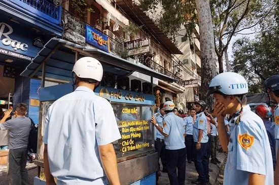 Xe đẩy của một quán phở lấn chiếm vỉa hè bị lực lượng chức năng thu giữ