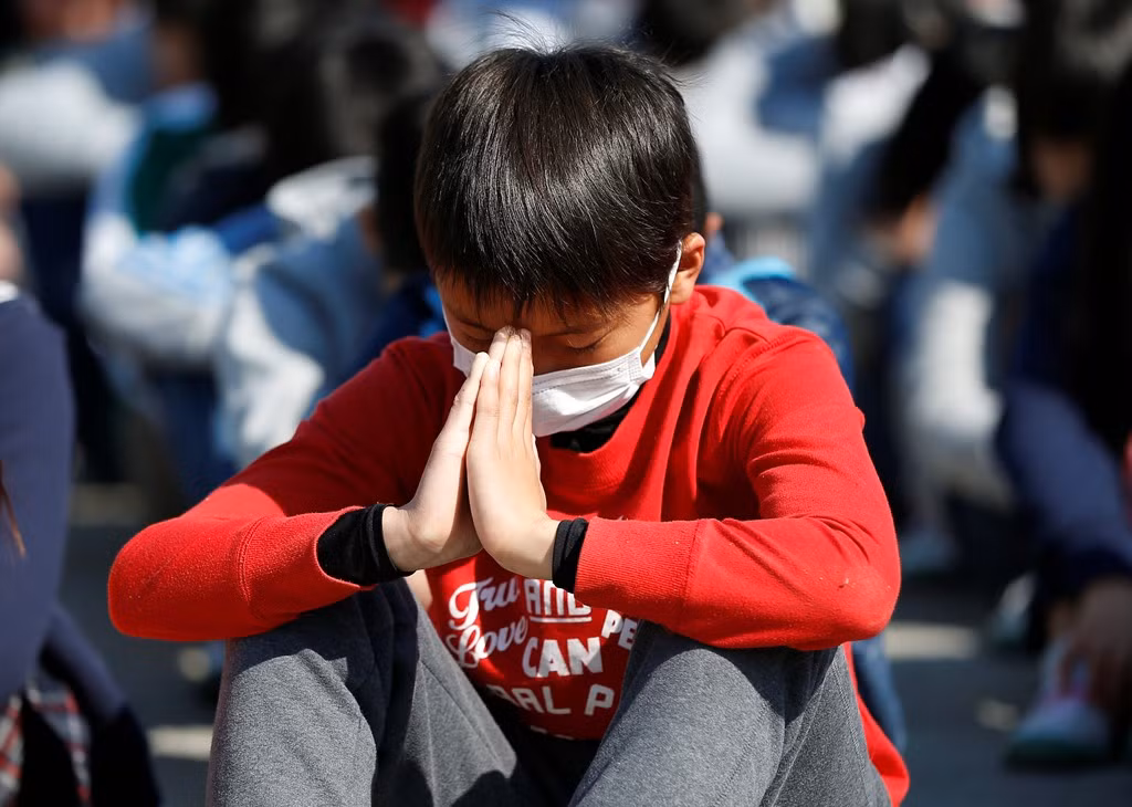 Khoảng khắc yên lặng để tưởng niệm các nạn nhân xấu số thiệt mạng cách đây 6 năm. Thiên tai kép kéo theo sự cố rò rỉ phóng xạ buộc chính phủ Nhật phải đóng cửa tất cả các lò phản ứng hạt nhân. Nhiều người dân chưa quay về khu vực xảy ra thảm họa vì nỗi lo phóng xạ ám ảnh.