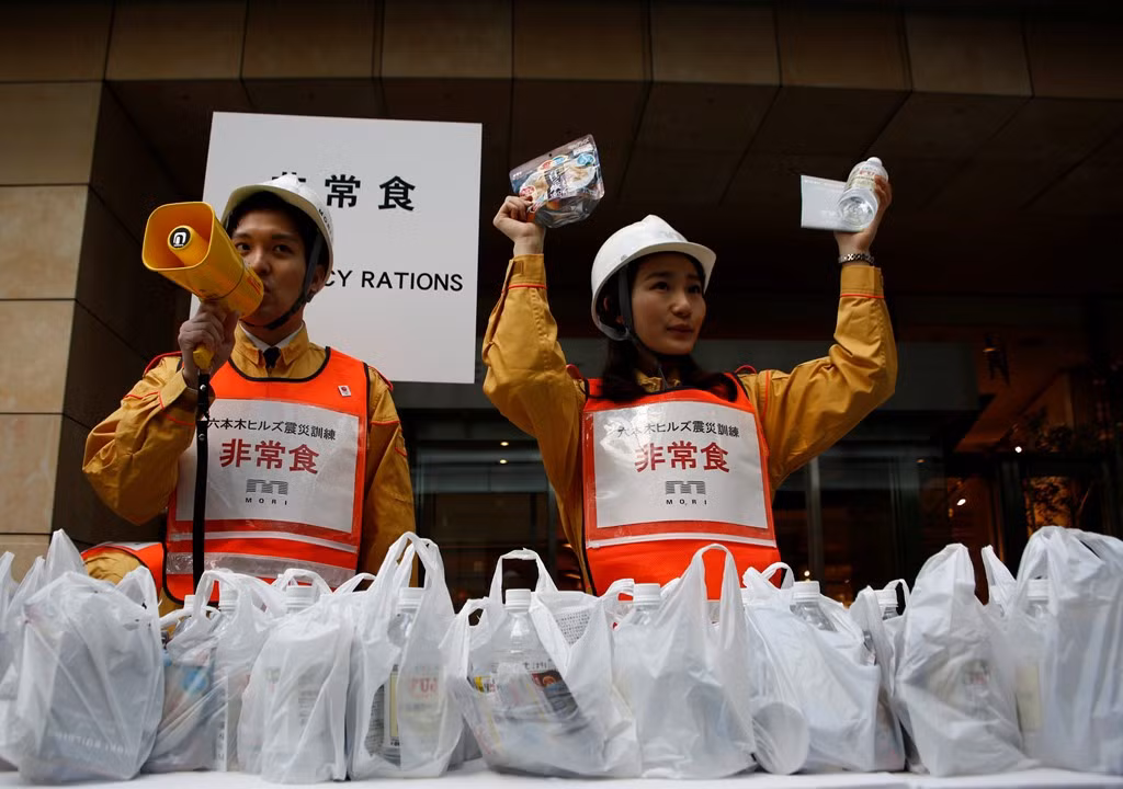 Các nhân viên phát các phần ăn trong cuộc diễn tập phòng chống động đất.