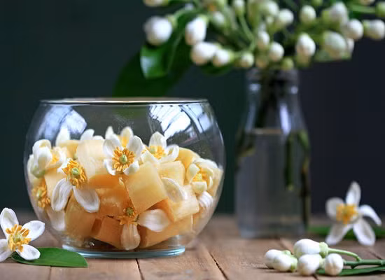 Tinh dầu hoa bưởi còn có tác dụng ngăn ngừa gàu, ngăn ngừa rụng tóc, nấm da đầu khá hiệu quả và kích thích mọc tóc, giúp tóc có mùi thơm lâu, dễ chịu, có khả năng sát khuẩn giảm tình trạng viêm, ngứa da đầu.