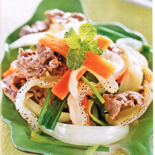 Theo các chuyên gia y tế, độc tố của sứa biển khi xâm nhập vào cơ thể con người có thể gây đau đầu, tức ngực, buồn nôn, tụt huyết áp, thậm chí là tím tái, vã mồ hôi và gây khó thở.