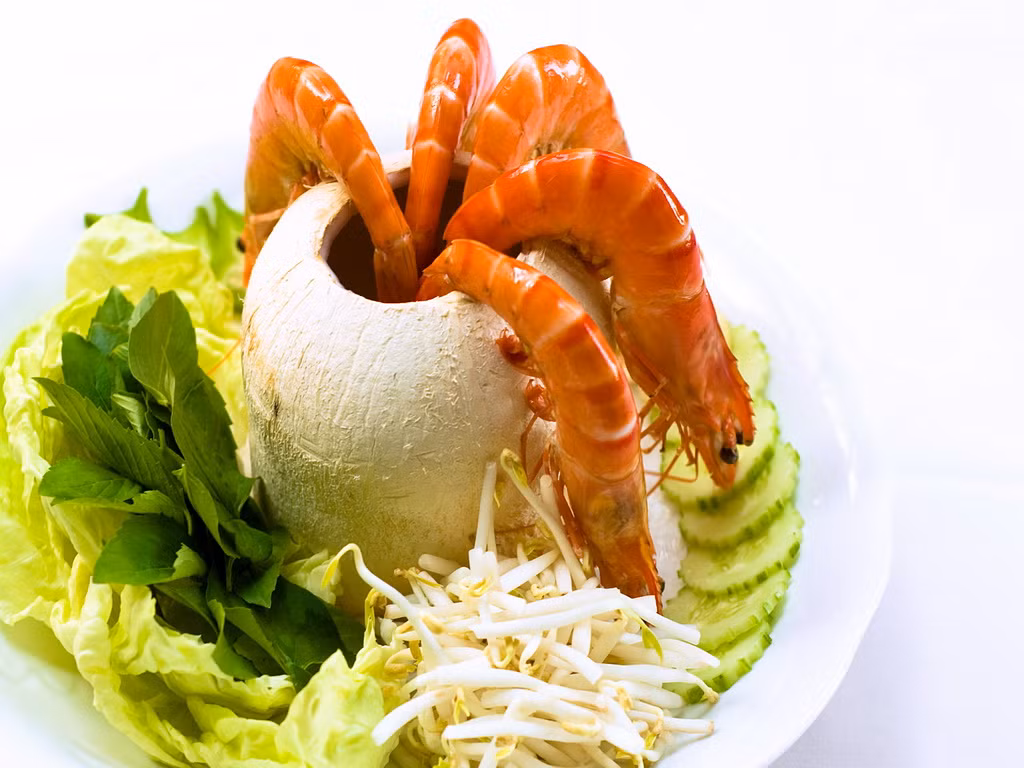 Tôm biển: Tôm vốn là loại hải sản ngon, đắt đỏ và được nhiều người thích ăn. Tôm có thể chế biến thành nhiều món ăn ngon khác nhau.