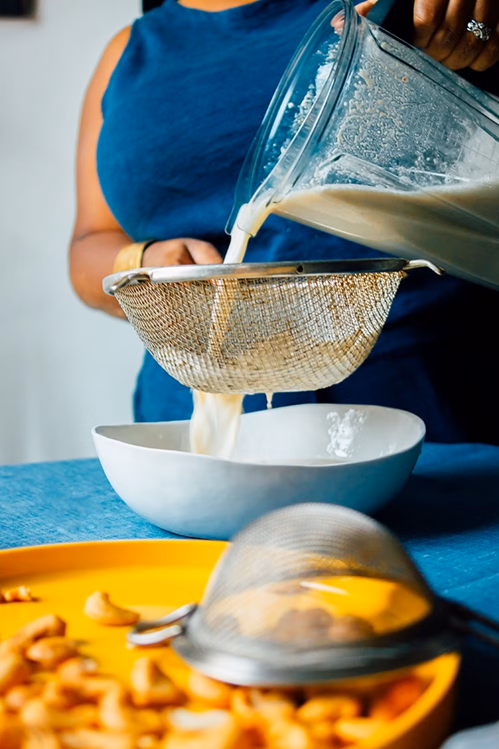 Ngoài ra, sữa hạt điều giàu vitamin E và protein sẽ giúp cải thiện lượng máu tới cơ quan sinh dục nam khi giao hợp, giúp việc cương cứng diễn ra lâu hơn.