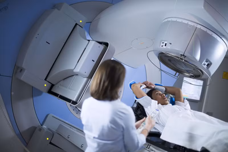 PGS Đỗ Quốc Hùng đã phải thực hiện 36 liều xạ trị, 5 năm thì đến 3 lần ung thư tái phát, có lần khối u di căn vào xương chậu khiến ông đau đớn không thể đi lại được phải ngồi xe đẩy.