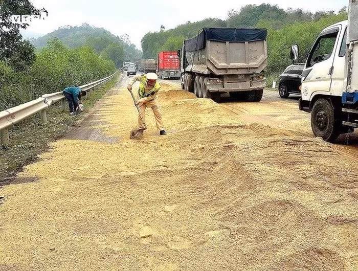 Canh sat giao thong Nghe An xuc cat ngan dau loang tren quoc lo