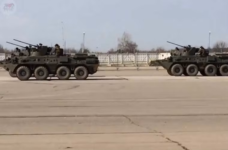 Khối đội hình xe thiết giáp chở quân BTR-82A – biến thể của dòng xe BTR-80 nhưng được trang bị tháp pháo mới.