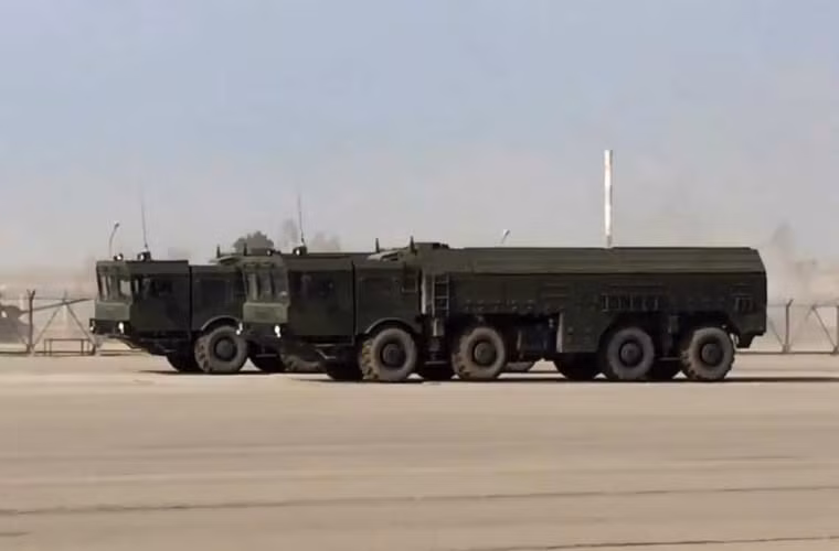 Các xe phóng tự hành tổ hợp tên lửa đạn đạo chiến dịch – chiến thuật Iskander.