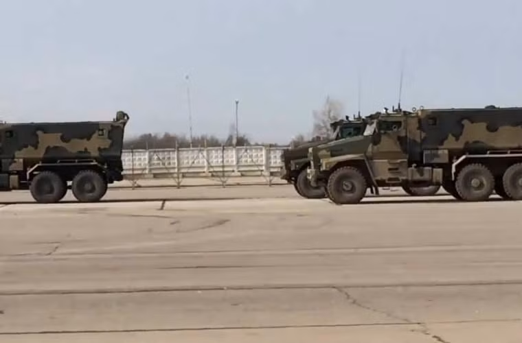 Xe thiết giáp kháng mìn Ural-63095 Typhoon-U lần đầu tham dự duyệt binh.