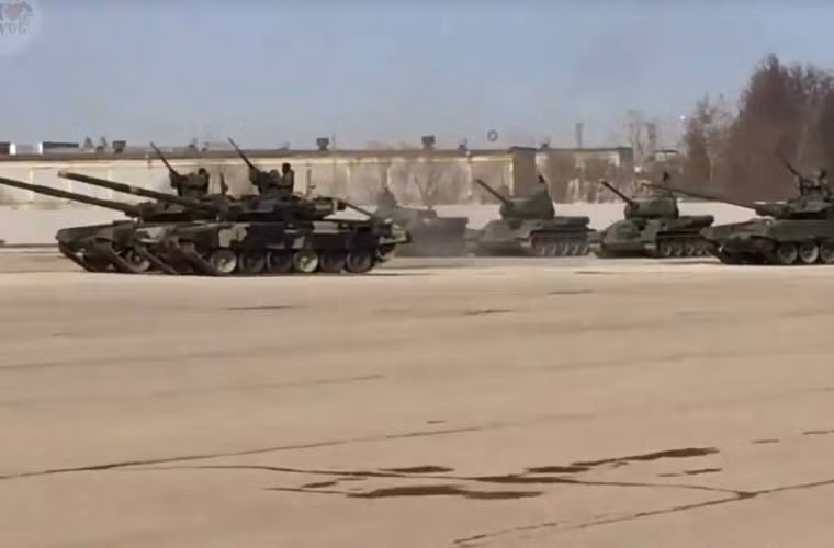 Đội hình hùng mạnh xe tăng chiến đấu chủ lực T-90A – vị khách quen thuộc với Quảng trường Đỏ mỗi khi nước Nga tổ chức duyệt binh.