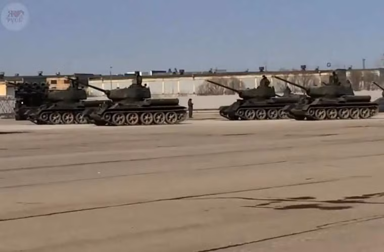 Tham dự duyệt binh như thường lệ, Quân đội Nga đã đưa vào tham dự một số phương tiện quân sự thời Chiến tranh Thế giới thứ 2. Điển hình là xe tăng hạng trung T-34-85 huyền thoại.