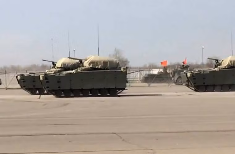 Trong cuộc duyệt binh 9/5 sắp tới, Quân đội Nga lần đầu tiên công bố loạt trang bị lục quân mới gồm: xe tăng T-14 Armata; xe chiến đấu bộ binh T-15 Armata, Kurganet-25; xe thiết giáp chở quân Bumerang… Trong ảnh là xe chiến đấu bộ binh Kurganets-25 thế hệ mới nhất Nga, sẽ thay thế cho các dòng BMP lỗi thời. Dù bị che mất phần tháp pháo, nhưng các chuyên gia đoán định rằng Kurganets-25 trang bị tháp pháo tự động gắn pháo 30mm, 4 tên lửa chống tăng Kornet-EM.