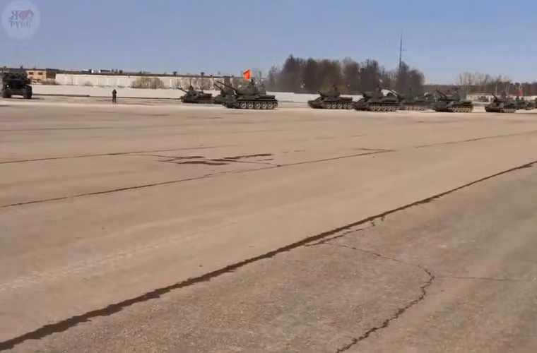 Nhằm chuẩn bị cho cuộc duyệt binh lớn kỷ niệm 70 năm chiến thắng phát Xít (9/5/1945-9/5/2015), các đơn vị cơ giới Quân đội đang tập trung diễn tập tại Albino, ngoại vi Moscow với vũ khí khủng của Nga . Căn cứ vào một số đoạn clip thì cuộc duyệt binh bắt đầu bước vào giai đoạn ghép đội hình phương tiện cơ giới hạng nặng.