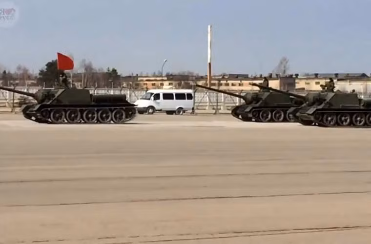 Đội hình pháo tự hành chống tăng SU-100 – những cỗ pháo từng khiến tăng hạng năng Đức phải khiếp sợ.