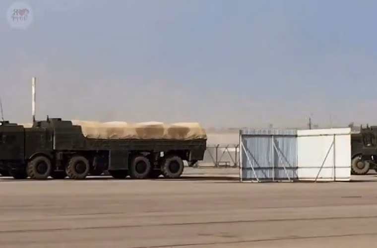 Ngay sau đoàn xe Iskander là các phương tiện phóng tự hành có kiểu dáng tương tự, nhưng lại được che phần thùng sau xe. Không loại trừ khả năng đây chính là phương tiện mang phóng của tổ hợp tên lửa hành trình Iskander-K được trang bị tên lửa R-500 đạt tầm phóng 500km.