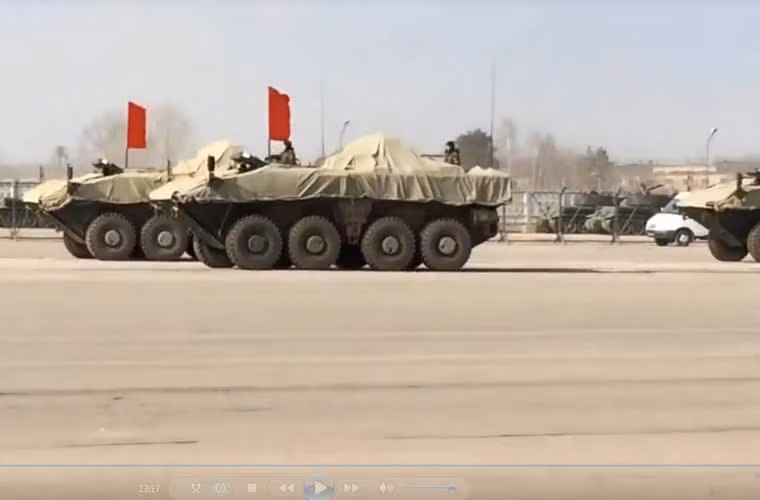 Xe thiết giáp chở quân Bumerang che phần tháp pháo xuất hiện trong buổi huấn luyện duyệt binh. Theo các chuyên gia, Bumerang được thiết kế giống với xe thiết giáp phương Tây khi kết cấu lại bố trí bên trong đưa động cơ ra phía trước, khoang chở quân nằm ở đuôi với cửa hậu ra – vào thay vì bố trí hông xe như họ xe BTR.