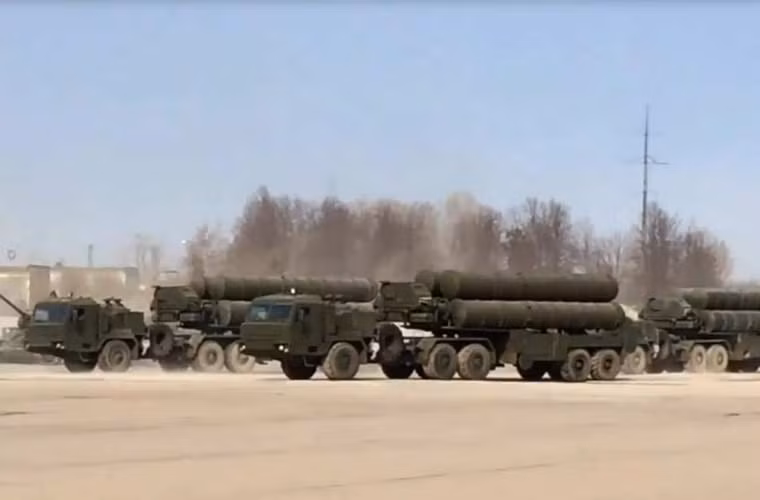 Tất nhiên là không thể thiếu các tổ hợp tên lửa phòng không tầm xa S-400 có khả năng tác chiến vượt xa tên lửa Patriot của Mỹ.