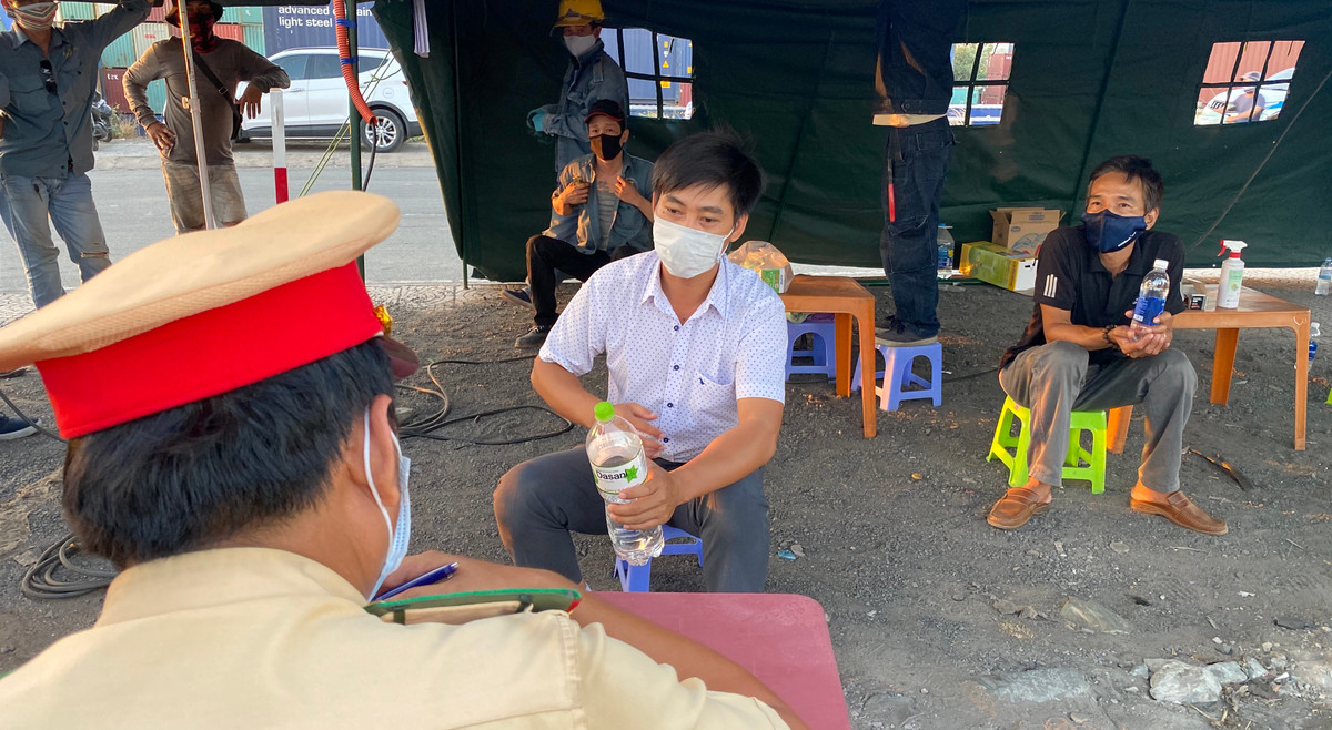 COVID-19: 24 gio “cang minh” kiem soat o cac cua ngo TP HCM-Hinh-3