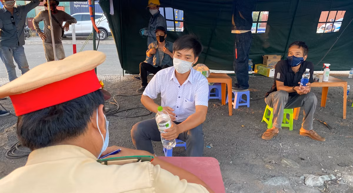 COVID-19: 24 gio “cang minh” kiem soat o cac cua ngo TP HCM-Hinh-3