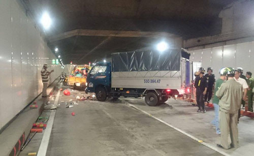 Xe tai tong hang loat cong nhan trong ham vuot song Sai Gon