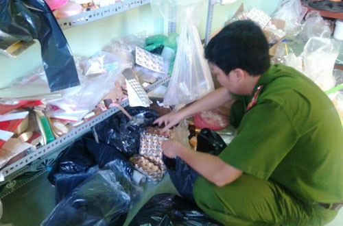 CSKT đang phân loại, kiểm đếm hàng nghìn mỹ phẩm, thuốc nghi làm giả thu giữ tại nhà của bà Trà M. ở phường Phước Long A, quận 9.