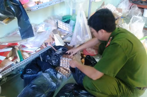 CSKT đang phân loại, kiểm đếm hàng nghìn mỹ phẩm, thuốc nghi làm giả thu giữ tại nhà của bà Trà M. ở phường Phước Long A, quận 9.