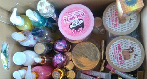 Cơ quan chức năng đã niêm phong, thu giữ toàn bộ số hàng cũng như thiết bị sản xuất để điều tra làm rõ.