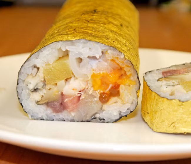 Năm 2017, một nhà hàng ở khu Shinjuku Isetan, Tokyo, Nhật Bản đã làm ra thanh sushi ấn tượng với lá vàng bọc bên ngoài.