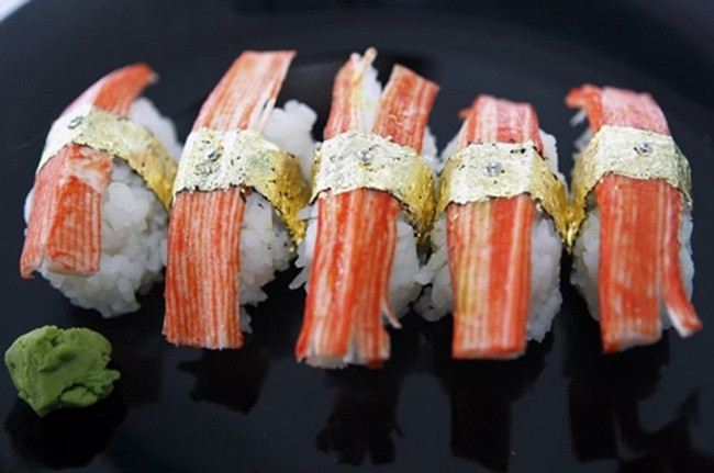 Điều đặc biệt miếng sushi được cuộn trong lá vàng 24 carat và trên mỗi miếng đều có đặt một viên kim cương. 5 miếng sushi này có giá 2.750 USD (hơn 63 triệu đồng).
