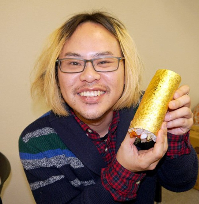 Chủ nhà hàng cho hay, thanh sushi được làm từ rau củ cao cấp và 12 loại hải sản từ bào ngư, mực Oval, cá ngừ...