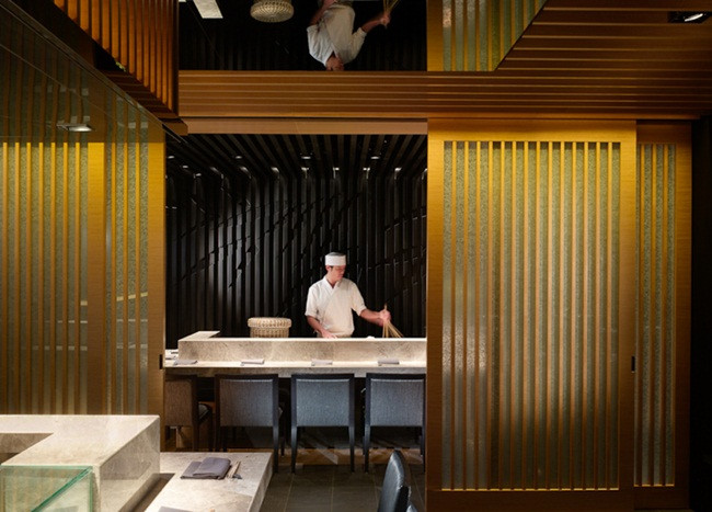 Điều làm nên sự đặc biệt không chỉ là nguyên liệu mà sự tài tình của các đầu bếp sushi điêu luyện.