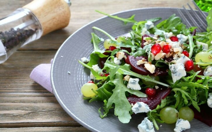 Ăn quá nhiều chất xơ: Chất xơ là dưỡng chất cần thiết cho cơ thể. Lượng chất xơ khuyến nghị mỗi ngày là 25g cho phụ nữ và 38g cho nam giới. Nhưng việc bổ sung quá nhiều chất xơ lại khiến bạn dễ bị đầy hơi, khó chịu, đặc biệt là khi ăn các thực phẩm đóng gói chứa nhiều chất xơ.