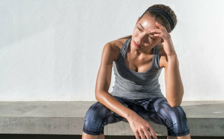 Tập thể dục: Thói quen tập luyện không chỉ giúp bạn kiểm soát cân nặng mà còn cải thiện tâm trạng, bảo vệ trái tim và thậm chí ngăn ngừa mất trí nhớ. Sau khi tập thể dục, cơ thể cần thời gian hồi phục. Vì vậy, nếu bạn không để cơ thể được nghỉ ngơi sau những bài tập cường độ cao, thì tập thể dục sẽ không mang lại bất kỳ lợi ích nào, thậm chí còn khiến bạn bị chấn thương.