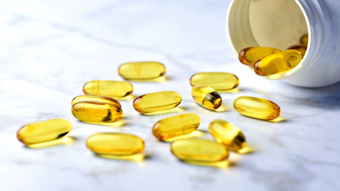 Nghiên cứu chỉ ra rằng nếu không nạp đủ lượng omega 3 trong chế độ ăn, sẽ dẫn đến các vấn đề có liên quan đến giảm nguy cơ thoái hóa điểm vàng - một trong những nguyên nhân hàng đầu gây ra mù lòa ở người cao tuổi. Omega 3 cũng giúp giảm viêm khớp, tăng cường độ chắc khỏe của xương và cải thiện chất lượng giấc ngủ. Đây đều là những yếu tố ảnh hưởng đến sự lão hóa.