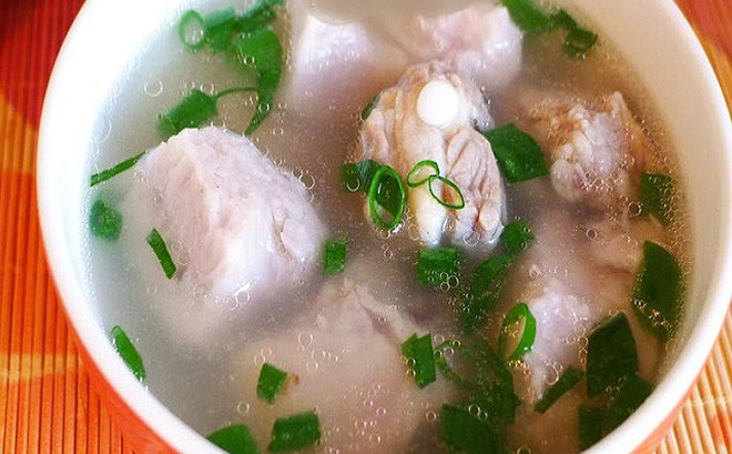 Protein từ nước xương Được sản xuất bằng cách hầm xương hoặc các mô liên kết từ thịt động vật trong một vài ngày, protein từ nước hầm xương có chứa đầy collagen và khoáng chất. Đây là một loại nước tuyệt vời để giúp chống lão hóa.