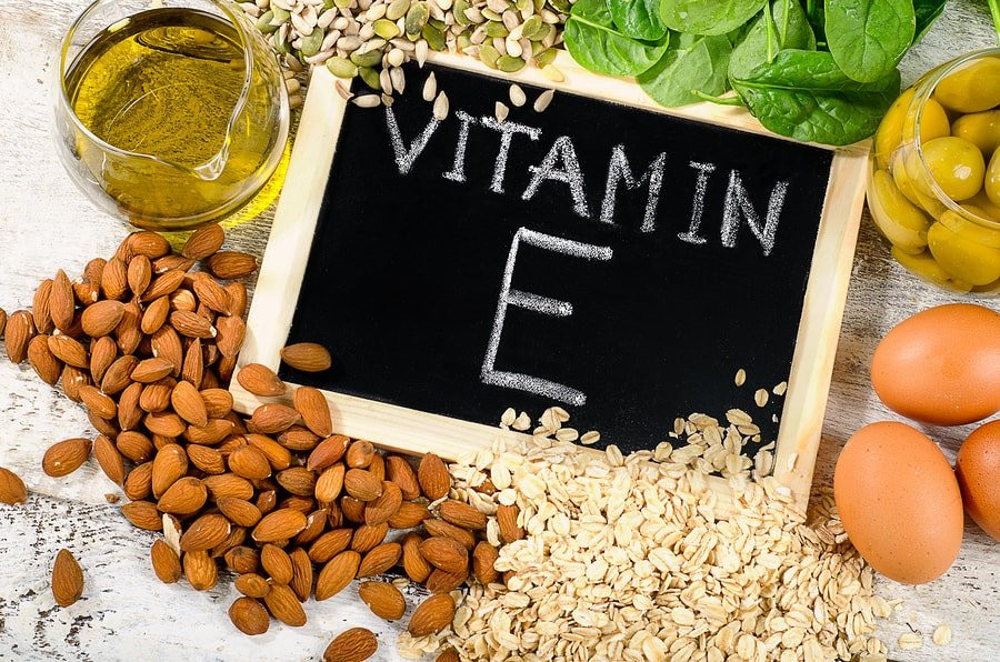 Một nghiên cứu cho thấy khi sử dụng phối hợp vitamin E và những chất dinh dưỡng khác, có tác dụng giảm thiểu quá trình thoái hóa điểm vàng, giúp giảm triệu chứng nhìn mờ và mù lòa. Một vài nghiên cứu khác cũng cho thấy vitamin E giúp chống lại đục thủy tinh thể do lão hóa.