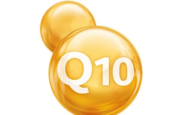 Coenzyme Q10 Coenzyme Q10 (CoQ10) cũng là một trong những dưỡng chất được tìm thấy trong cả thực phẩm và thực phẩm chức năng. Chúng được sử dụng để tạo ra năng lượng cho tế bào. Cơ thể có thể tạo ra CoQ10 nội sinh nhưng quá trình này sẽ bị suy giảm theo thời gian. Nghiên cứu chỉ ra rằng CoQ10 chống lại sự lão hóa, giúp giảm những nếp nhăn sâu bên trong và giảm sự phá hủy của mặt trời đến da, nhưng cũng giúp chống lại mệt mỏi và tăng kết quả luyện tập thể dục.