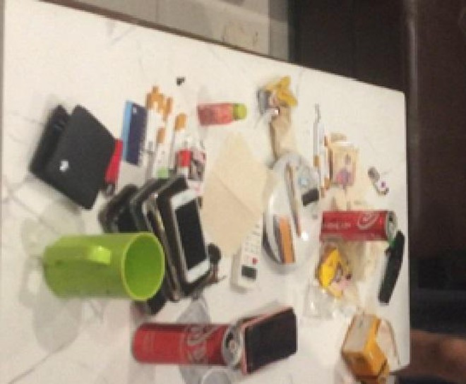 Lời khai của các đối tượng cho thấy, căn hộ cả nhóm tụ tập do Nguyễn Việt Thi (SN 1998, trú ở xã Lạc Hồng) thuê với giá 5 triệu đồng/ tháng. Thi đang theo học nghề chụp ảnh, và thời gian gần đây, do dịch bệnh COVID-19 không đi lại được, nam thanh niên này nhãn rỗi, nổi hứng rủ nhóm đồng hương đến tụ tập "bay lắc". 