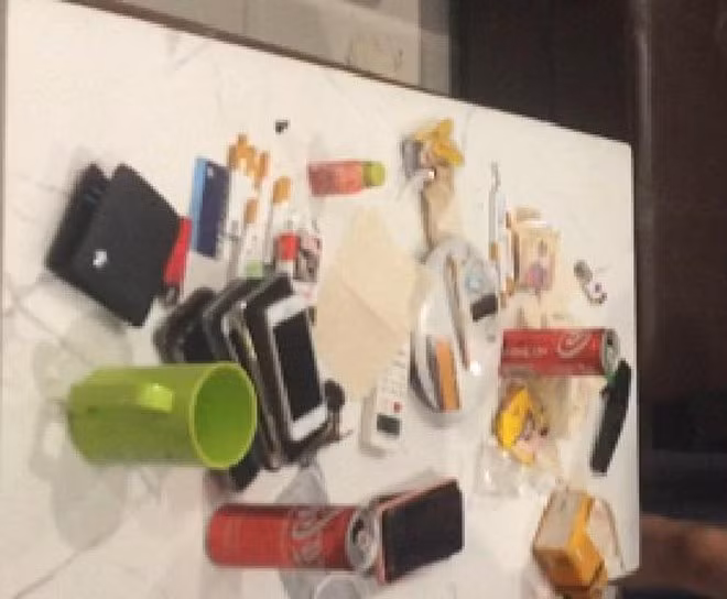 Lời khai của các đối tượng cho thấy, căn hộ cả nhóm tụ tập do Nguyễn Việt Thi (SN 1998, trú ở xã Lạc Hồng) thuê với giá 5 triệu đồng/ tháng. Thi đang theo học nghề chụp ảnh, và thời gian gần đây, do dịch bệnh COVID-19 không đi lại được, nam thanh niên này nhãn rỗi, nổi hứng rủ nhóm đồng hương đến tụ tập "bay lắc". 