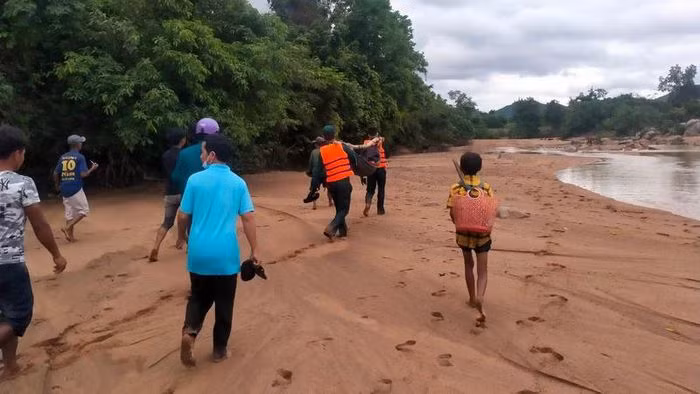  Vượt suối lúc mưa lũ tràn về, người phụ nữ bị nước cuốn tử vong: Chiều tối 9/9, chị R.O.N (SN 1990, trú huyện Krông Pa, tỉnh Gia Lai) cùng con trai 6 tuổi đi qua suối Ia Prong (xã Đất Bằng), chị N. không may bị nước cuốn trôi. Thấy thế, bé trai đã xuống kéo mẹ lên nhưng không được. Ngày 10/9, thi thể chị N. đã được tìm thấy. 