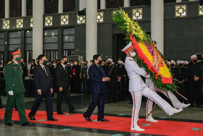Thủ tướng Phạm Minh Chính đại diện đoàn Chính phủ thắp hương tại lễ viếng. (Ảnh: Zing.vn) 