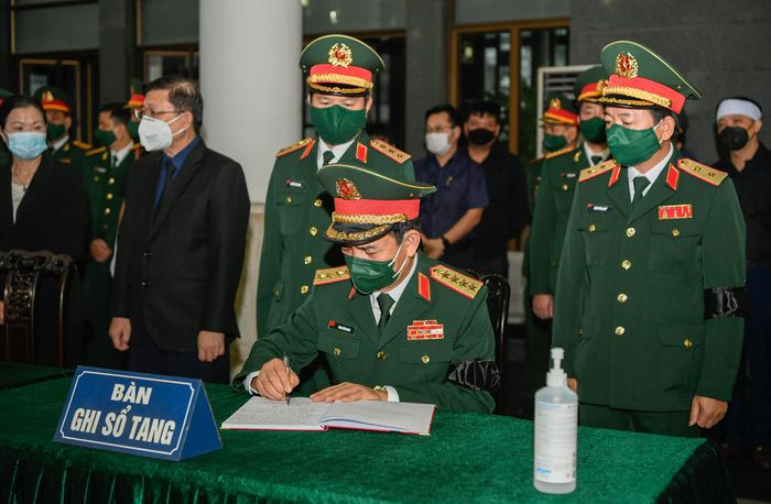 Đại tướng Phan Văn Giang ghi vào sổ tang: “Trong suốt cuộc đời hoạt động cách mạng của mình, trải qua nhiều cương vị khác nhau, đồng chí luôn nỗ lực phấn đấu, vượt qua mọi khó khăn, gian khổ, chiến đấu anh dũng, kiên cường, chỉ huy quyết đoán, linh hoạt, sáng tạo. Trên cương vị Ủy viên Bộ Chính trị, Phó bí thư Quân ủy Trung ương, Bộ trưởng Quốc phòng, đồng chí cùng tập thể Quân ủy Trung ương, Bộ Quốc phòng, tham mưu với Đảng, Nhà nước hoạch định đường lối, lãnh đạo nhiệm vụ quân sự, quốc phòng, xây dựng nền quốc phòng toàn dân vững chắc, xây dựng Đảng bộ Quân đội trong sạch vững mạnh, xây dựng Quân đội Nhân dân cách mạng, chính quy, tinh nhuệ, từng bước hiện đại, nâng cao chất lượng tổng hợp, sức mạnh chiến đấu, góp phần giữ vững môi trường hòa bình, ổn định để xây dựng và bảo vệ Tổ quốc". (Ảnh: Zing.vn) 