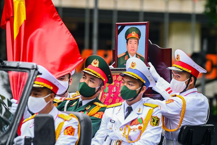 Đoàn xe tang đi qua nhiều tuyến phố ở trung tâm Hà Nội. (Ảnh: Zing.vn)